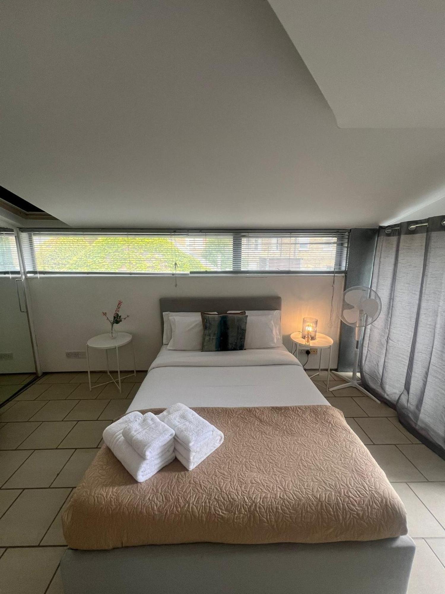 One Bed House In Camden Town Villa ลอนดอน ภายนอก รูปภาพ